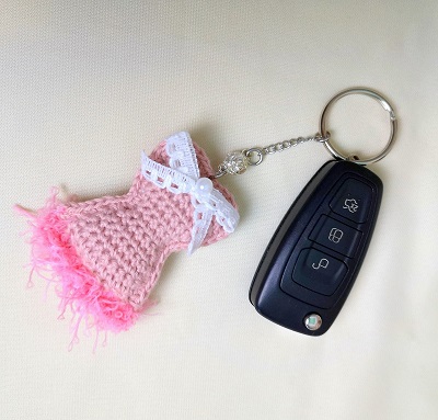 Blog-Inhaltsbild für 'Kostenlose Häkelanleitung - Schlüsselanhänger/Taschenbaumler Kleid/ Corsage'